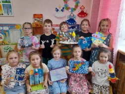 Выставка - конкурс ко Дню космонавтики.